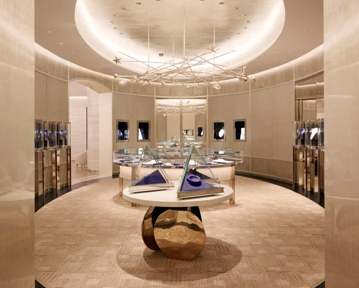 High-end interior of the Tiffany & Co. showroom at Yorkdale Mall, featuring elegant wall textures, integrated architectural ceiling mouldings, and modern recessed lighting by Mouldex Composites.
